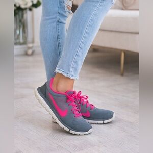 Nike Pre Loved Gray and Pink Athletic Shoes Size. 8